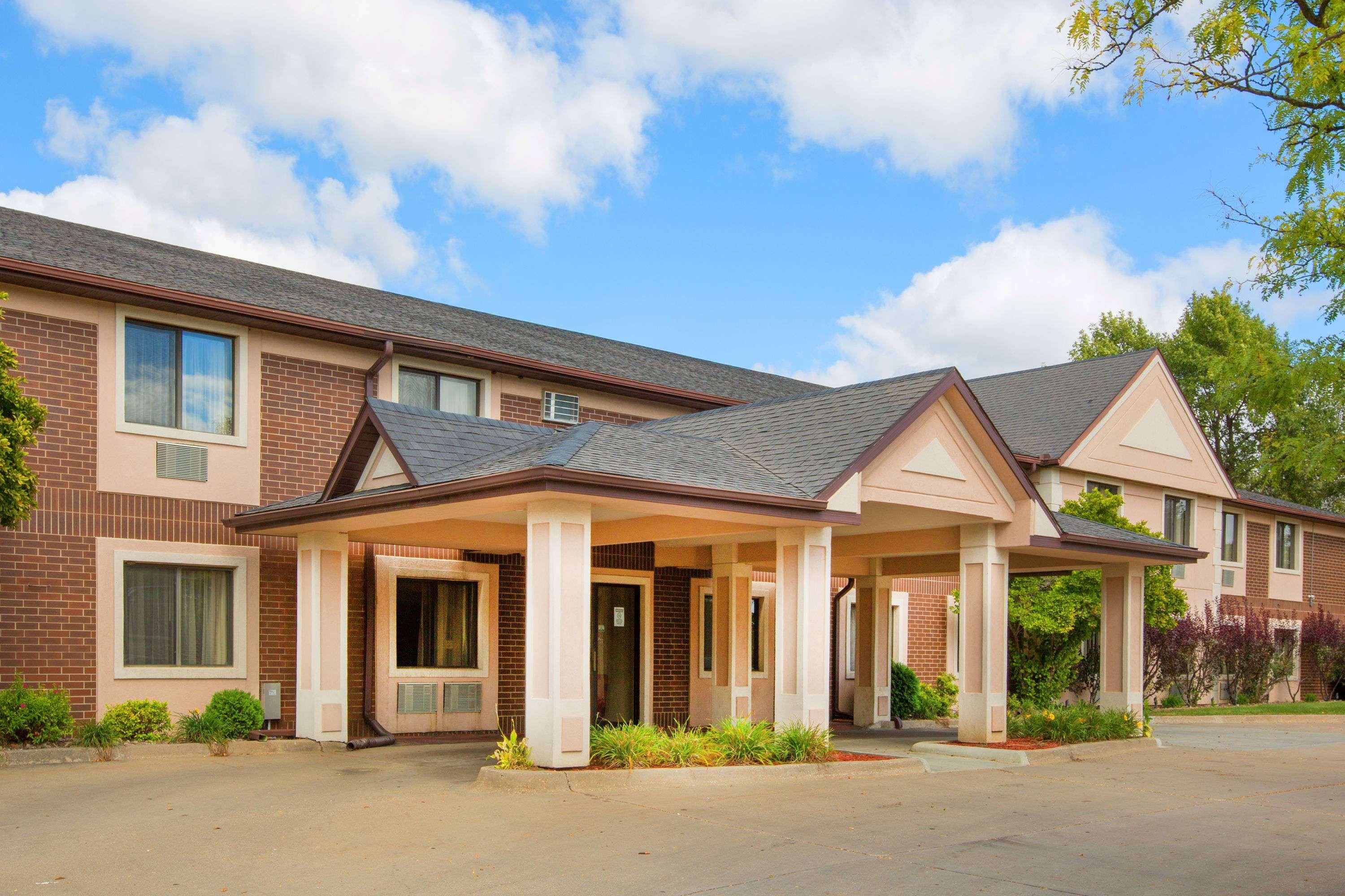 Motel Super 8 By Wyndham Clive Ia Exterior foto